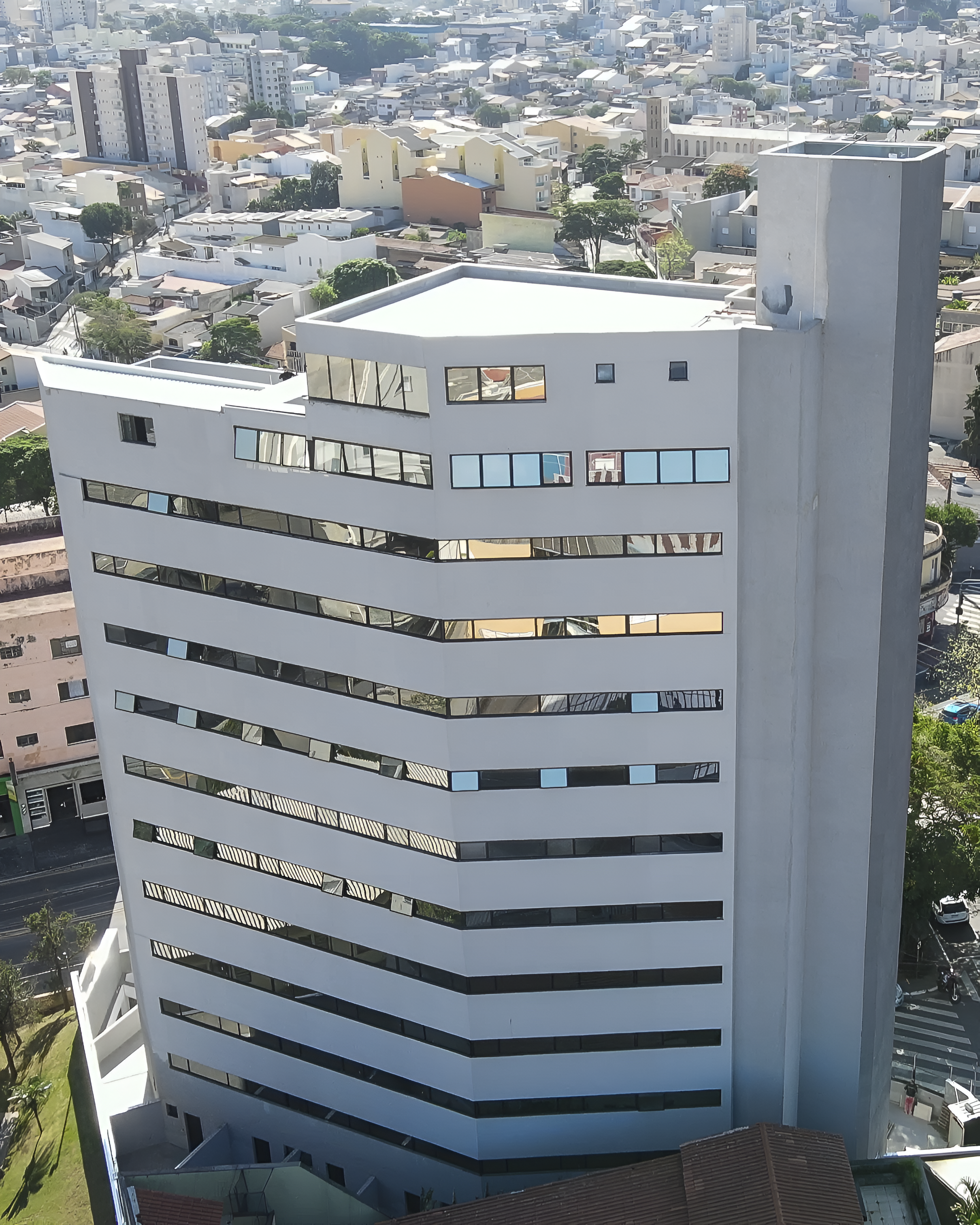 Fachada com integração em madeira e esquadrias